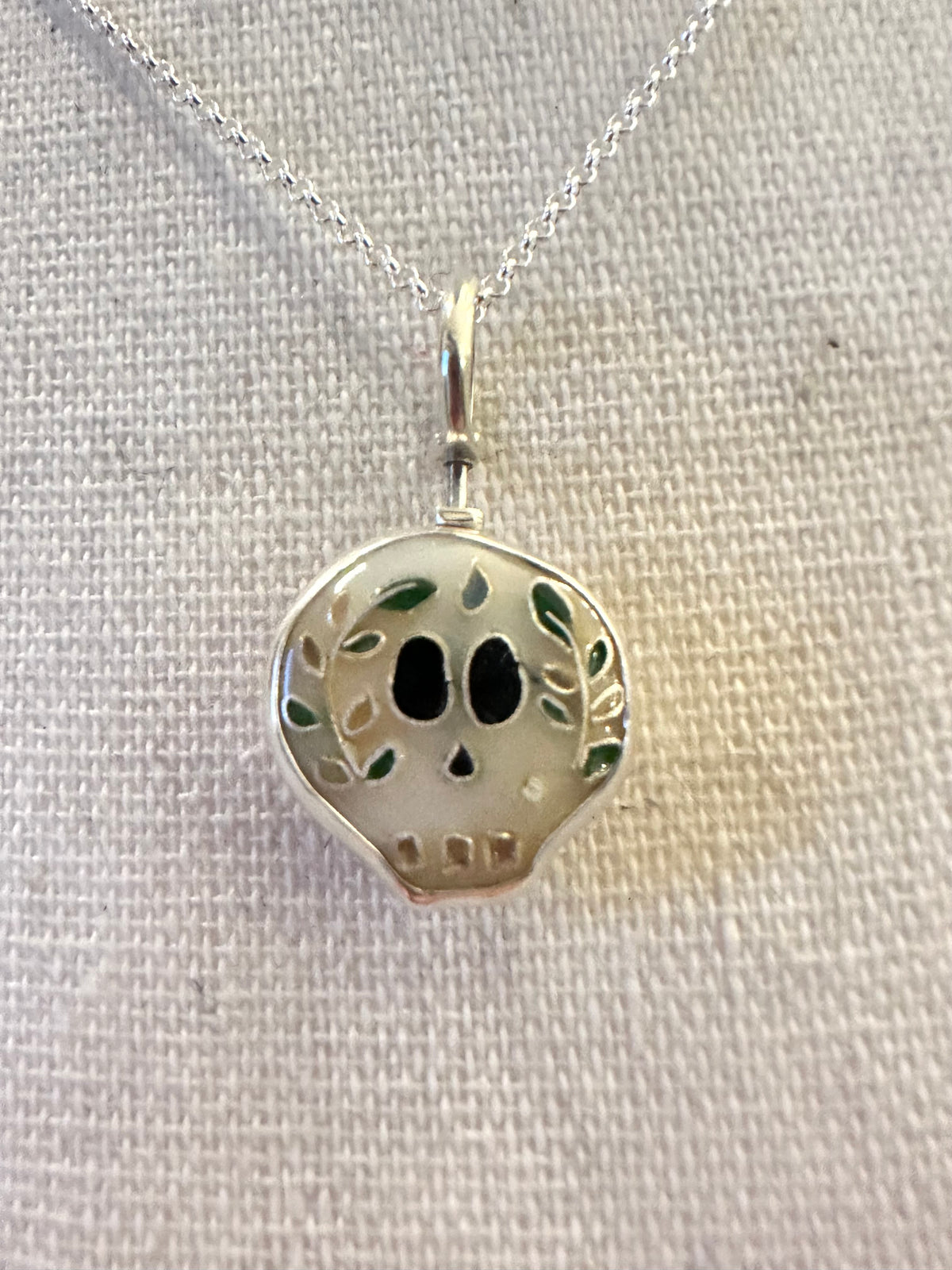 Día de los Muertos Cream Sugar Skull & Spiny Oyster Heart Pendant